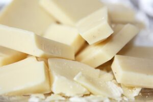 Lee más sobre el artículo Desvelando el Misterio: ¿El Chocolate Blanco Realmente Lleva Cacao?