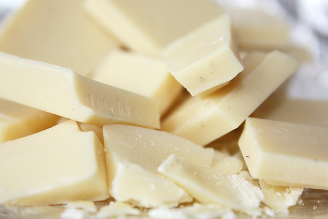 En este momento estás viendo Desvelando el Misterio: ¿El Chocolate Blanco Realmente Lleva Cacao?
